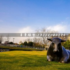 臥牛銅雕，草地銅牛雕塑