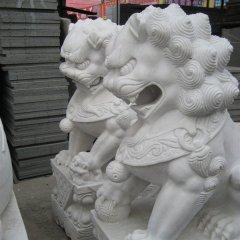 白色石頭獅子雕塑，白色石獅子