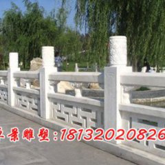 小湖邊石頭，擋板石雕