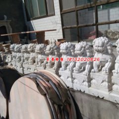 漢白玉石獅子雕塑，機(jī)器雕刻石獅子