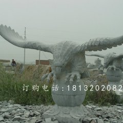 踩球老鷹石雕，青石雄鷹展翅雕塑