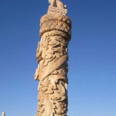 晚霞紅盤(pán)龍柱雕塑，廣場(chǎng)龍柱石雕