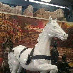 抬蹄馬雕塑，玻璃鋼白馬動(dòng)物雕塑