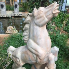 晚霞紅馬雕塑，廣場石雕馬