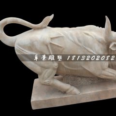 晚霞紅石雕牛，廣場(chǎng)華爾街牛石雕