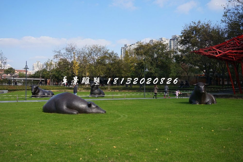 臥著的牛銅雕,公園群牛雕塑