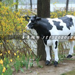 奶牛雕塑，公園玻璃鋼仿真奶牛雕塑