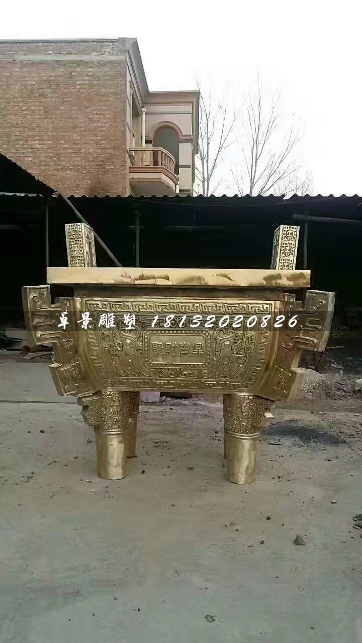 聚財寶鼎銅雕，廣場四足鼎