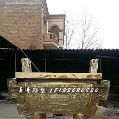 聚財寶鼎銅雕，廣場四足鼎