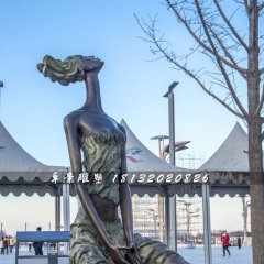 仰望藍天的少女銅雕，公園景觀雕塑