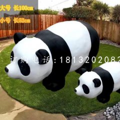 卡通大熊貓雕塑，玻璃鋼公園動(dòng)物雕塑