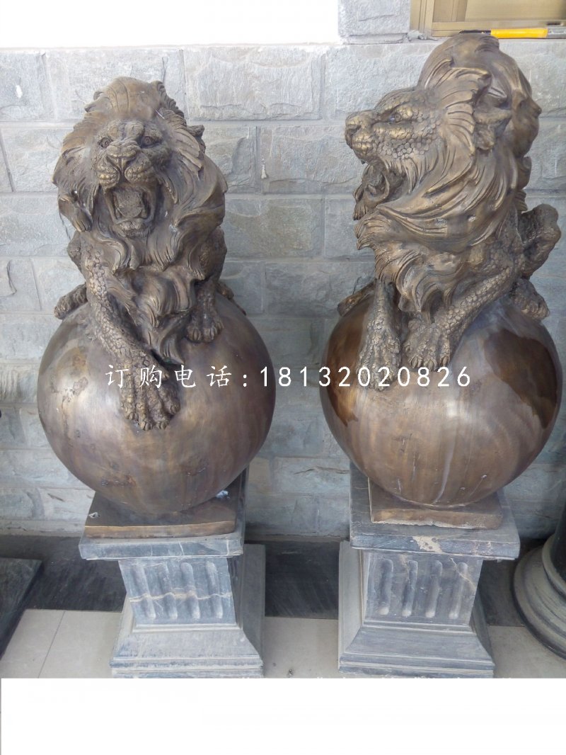 趴在球上的西洋獅銅雕，鑄銅獅子