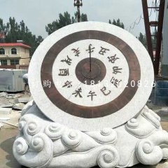 廣場(chǎng)石雕日晷，大理石日晷