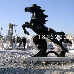 黑馬石雕，廣場黑馬雕塑