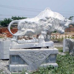青石拓荒牛，廣場石雕牛