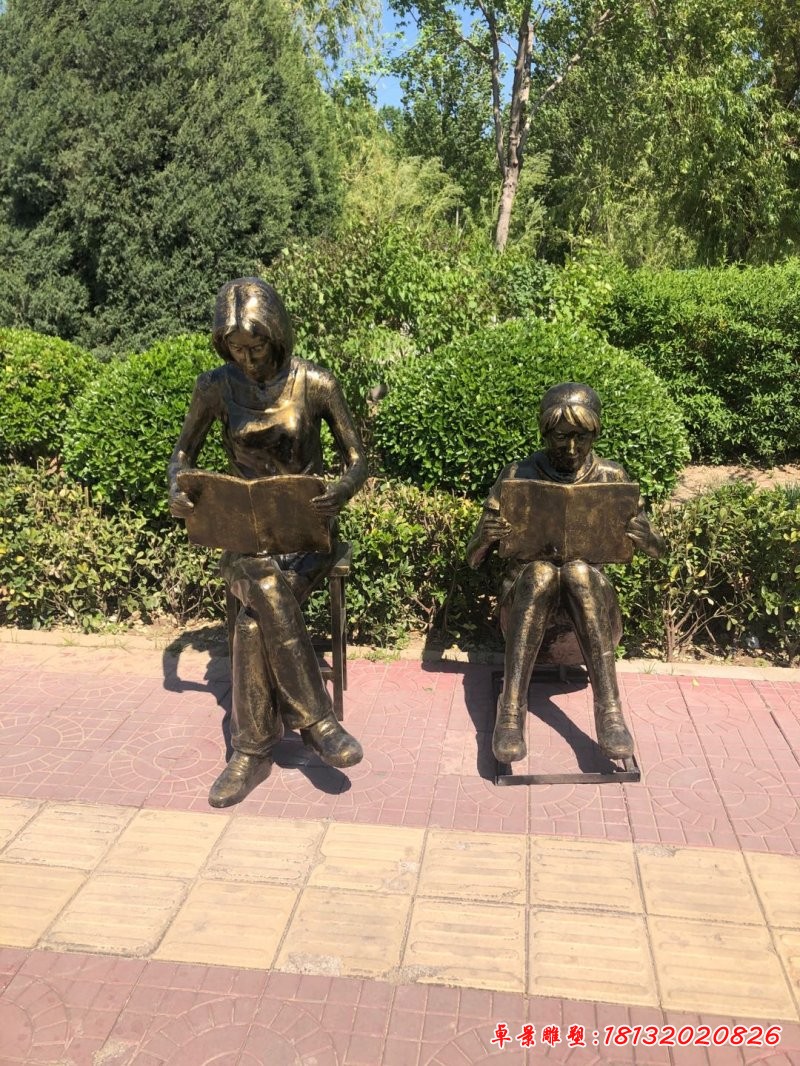 銅雕學(xué)?？磿宋?>
    <p>卓景雕塑公司擁有多款銅雕學(xué)校看書人物模具，可快速完成銅雕學(xué)?？磿宋锏亩ㄖ粕a(chǎn)，另外，我廠還可調(diào)整作品的材質(zhì)、大小、樣式，并支持按圖定制！</p>
    <p>影響銅雕學(xué)?？磿宋飪r(jià)格的因素有：制作工藝、材質(zhì)、尺寸等，不同尺寸、不同材質(zhì)、不同制作工藝，其價(jià)格不盡相同，具體報(bào)價(jià)如下：</p>
    <ul>
      <li></li>    </ul>
    <p>以上價(jià)格僅供參考，如果您要制作銅雕學(xué)?？磿宋?，請(qǐng)聯(lián)系我們（電話/微信：181-3202-0826）獲取最新報(bào)價(jià)！</p>
    <div   id=