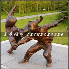 小孩摔跤銅雕，公園小品人物雕塑