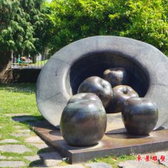 帽子里的蘋果銅雕，公園創(chuàng)意銅雕
