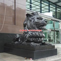 銀行門(mén)前銅鑄獅子